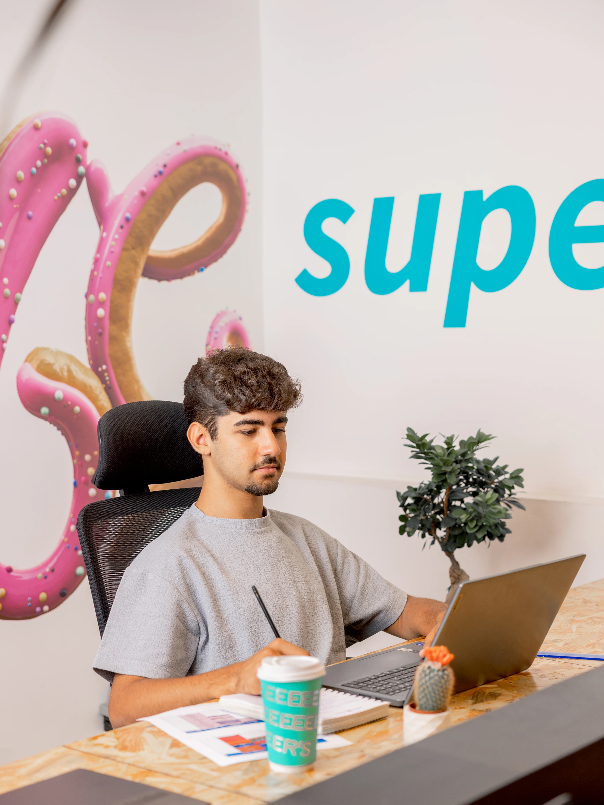 Person working at FEER'S coworking space